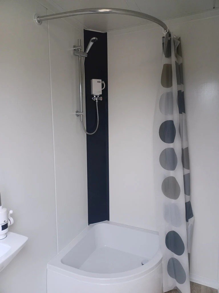Contenedor Sanitario Doble de 2 Cabinas: WC y Ducha en un Diseño Robusto - Imagen 8